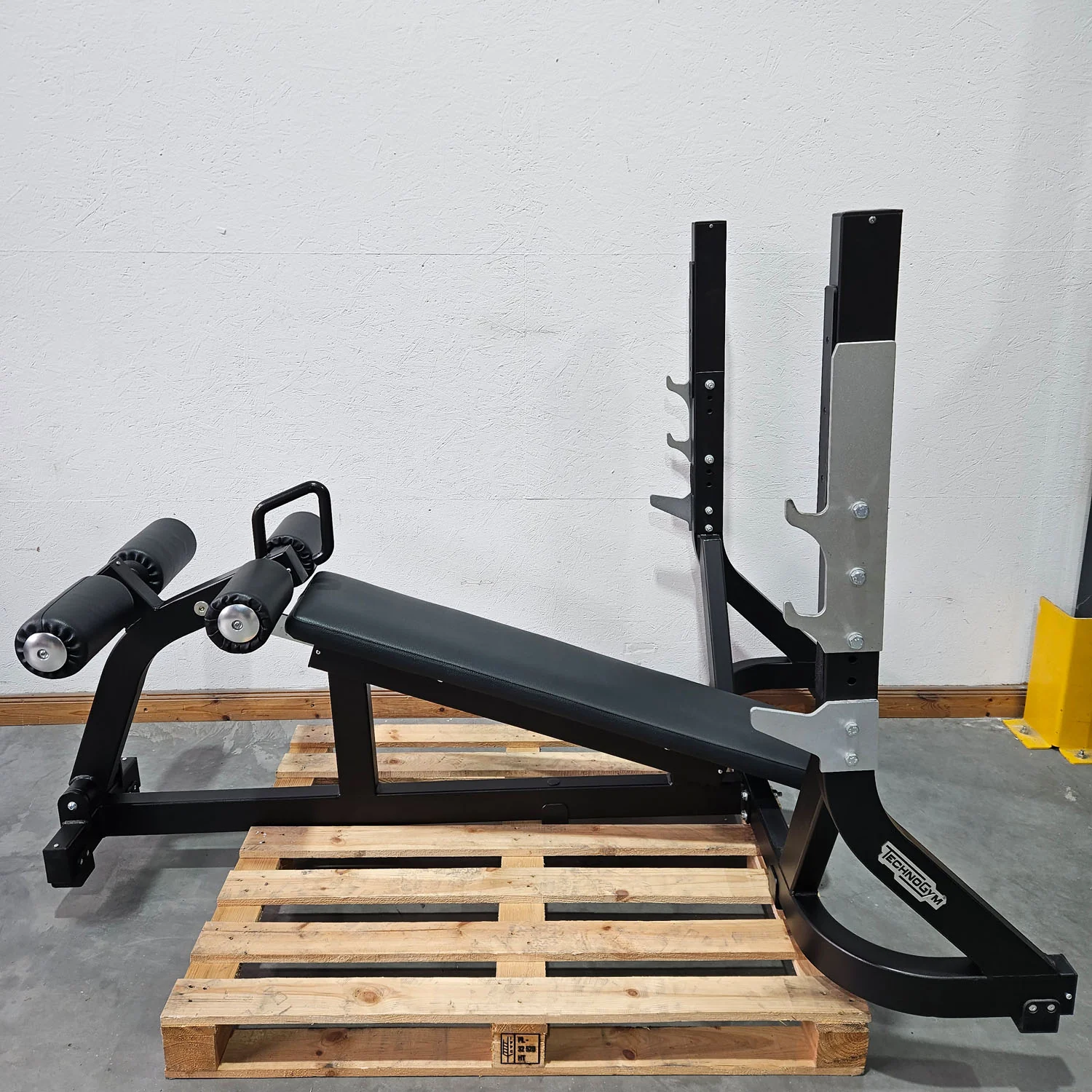 3er Set Technogym Pure Drückerbänke, 1x Flachdrückerbank 1x Schrägdrückerbank und 1x Negativdrückerbank, Pure Strength Bench Series, Farbe Schwarz, gebraucht - überholter Zustand - Image 3