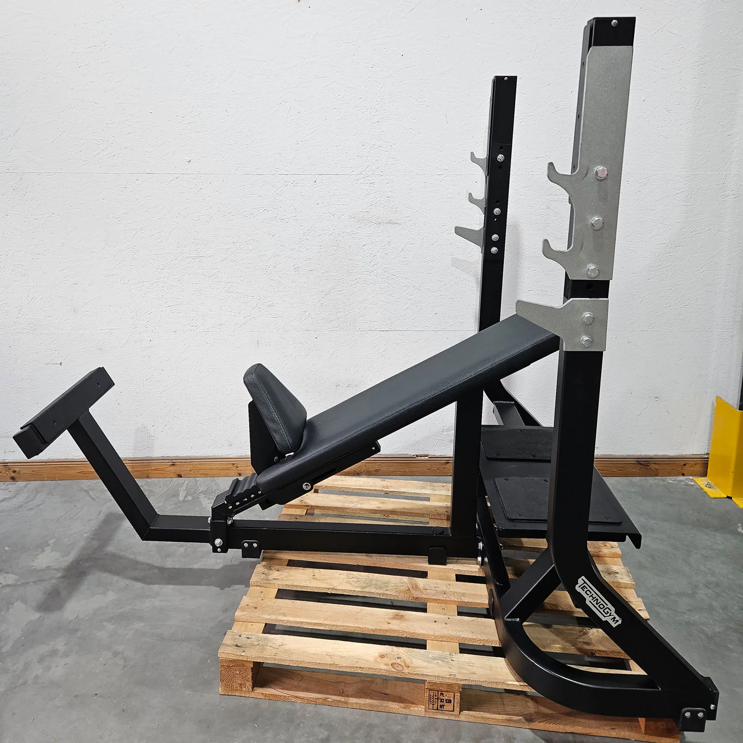 3er Set Technogym Pure Drückerbänke, 1x Flachdrückerbank 1x Schrägdrückerbank und 1x Negativdrückerbank, Pure Strength Bench Series, Farbe Schwarz, gebraucht - überholter Zustand - Image 5