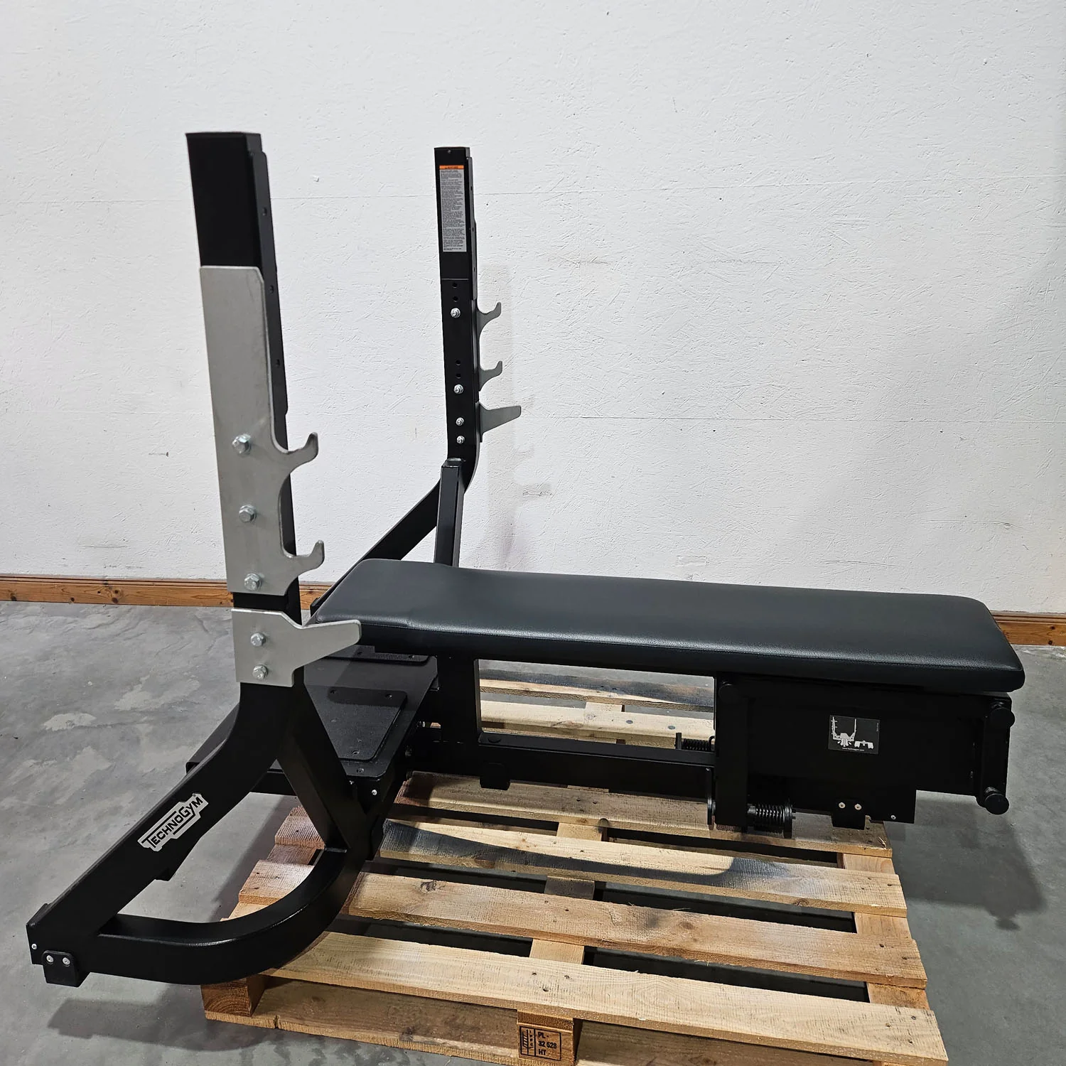 3er Set Technogym Pure Drückerbänke, 1x Flachdrückerbank 1x Schrägdrückerbank und 1x Negativdrückerbank, Pure Strength Bench Series, Farbe Schwarz, gebraucht - überholter Zustand - Image 9