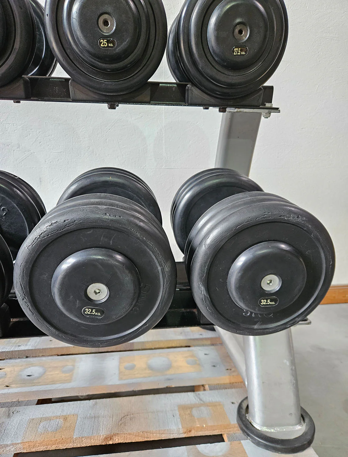5 Paare Kurzhanteln aus Gummi, 22,5kg, 25kg, 27,5kg, 30kg und 32,5kg - Gummierte Kompakthanteln, inklusive Ständer, gebraucht - mit Gebrauchsspuren - Image 10