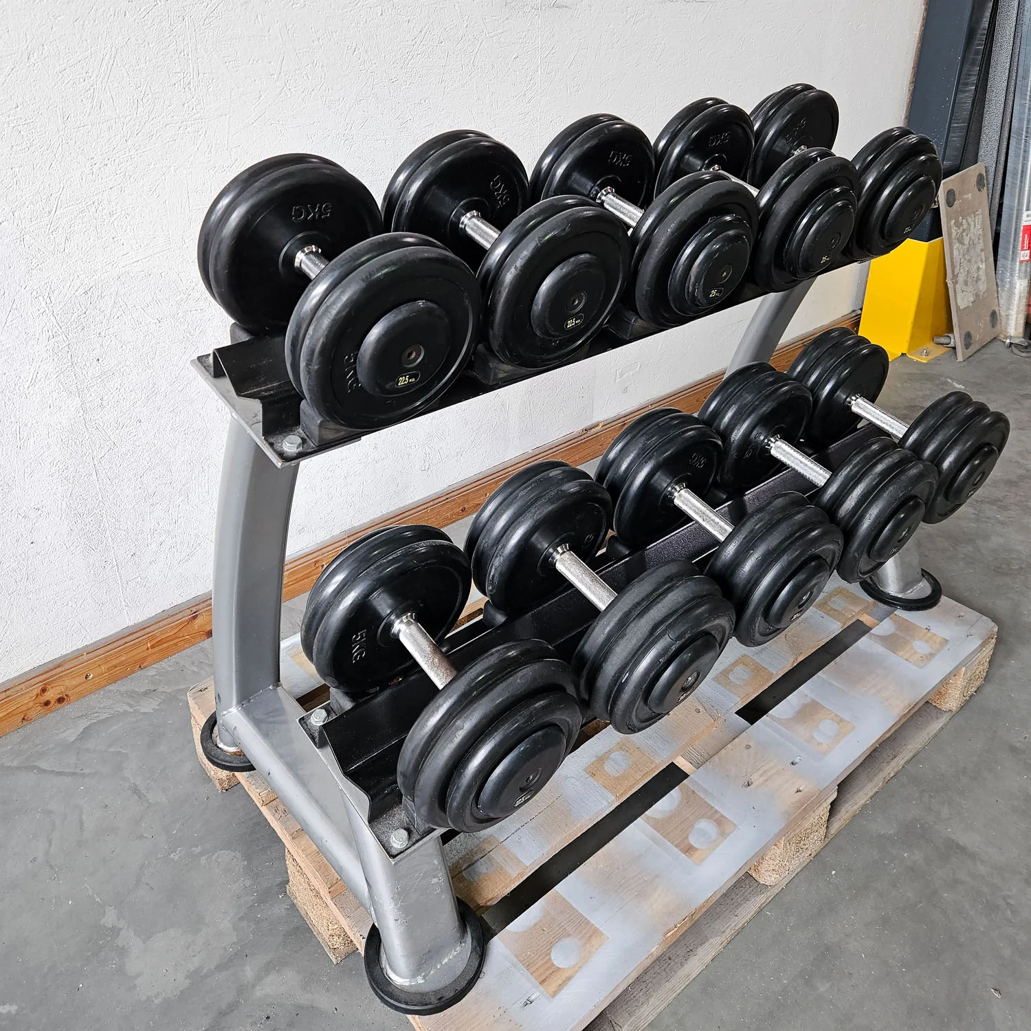 5 Paare Kurzhanteln aus Gummi, 22,5kg, 25kg, 27,5kg, 30kg und 32,5kg - Gummierte Kompakthanteln, inklusive Ständer, gebraucht - mit Gebrauchsspuren - Image 2