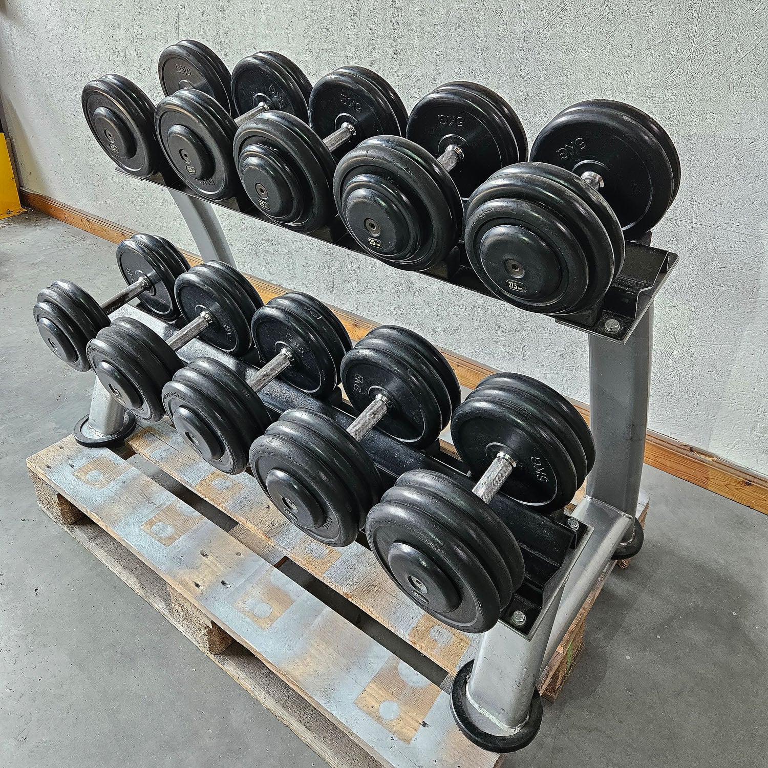 5 Paare Kurzhanteln aus Gummi, 22,5kg, 25kg, 27,5kg, 30kg und 32,5kg - Gummierte Kompakthanteln, inklusive Ständer, gebraucht - mit Gebrauchsspuren - Image 3