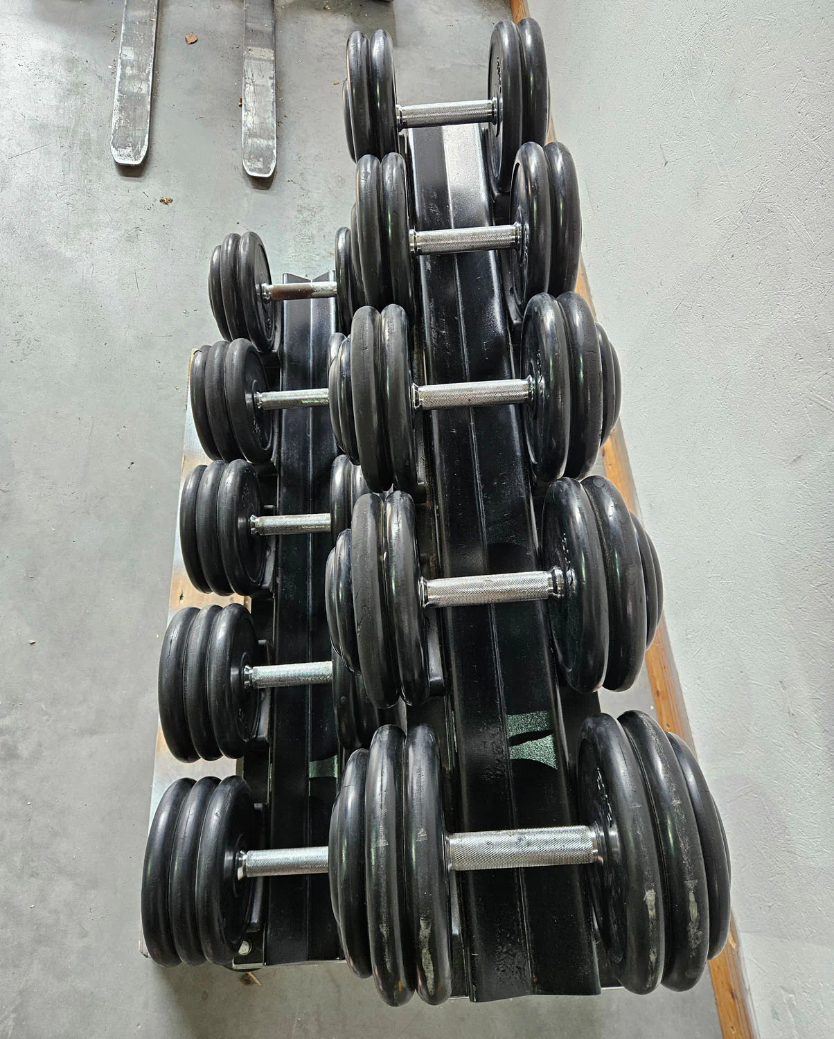 5 Paare Kurzhanteln aus Gummi, 22,5kg, 25kg, 27,5kg, 30kg und 32,5kg - Gummierte Kompakthanteln, inklusive Ständer, gebraucht - mit Gebrauchsspuren - Image 4