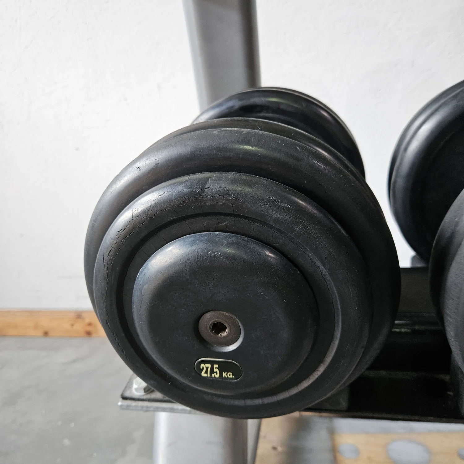 5 Paare Kurzhanteln aus Gummi, 22,5kg, 25kg, 27,5kg, 30kg und 32,5kg - Gummierte Kompakthanteln, inklusive Ständer, gebraucht - mit Gebrauchsspuren - Image 8