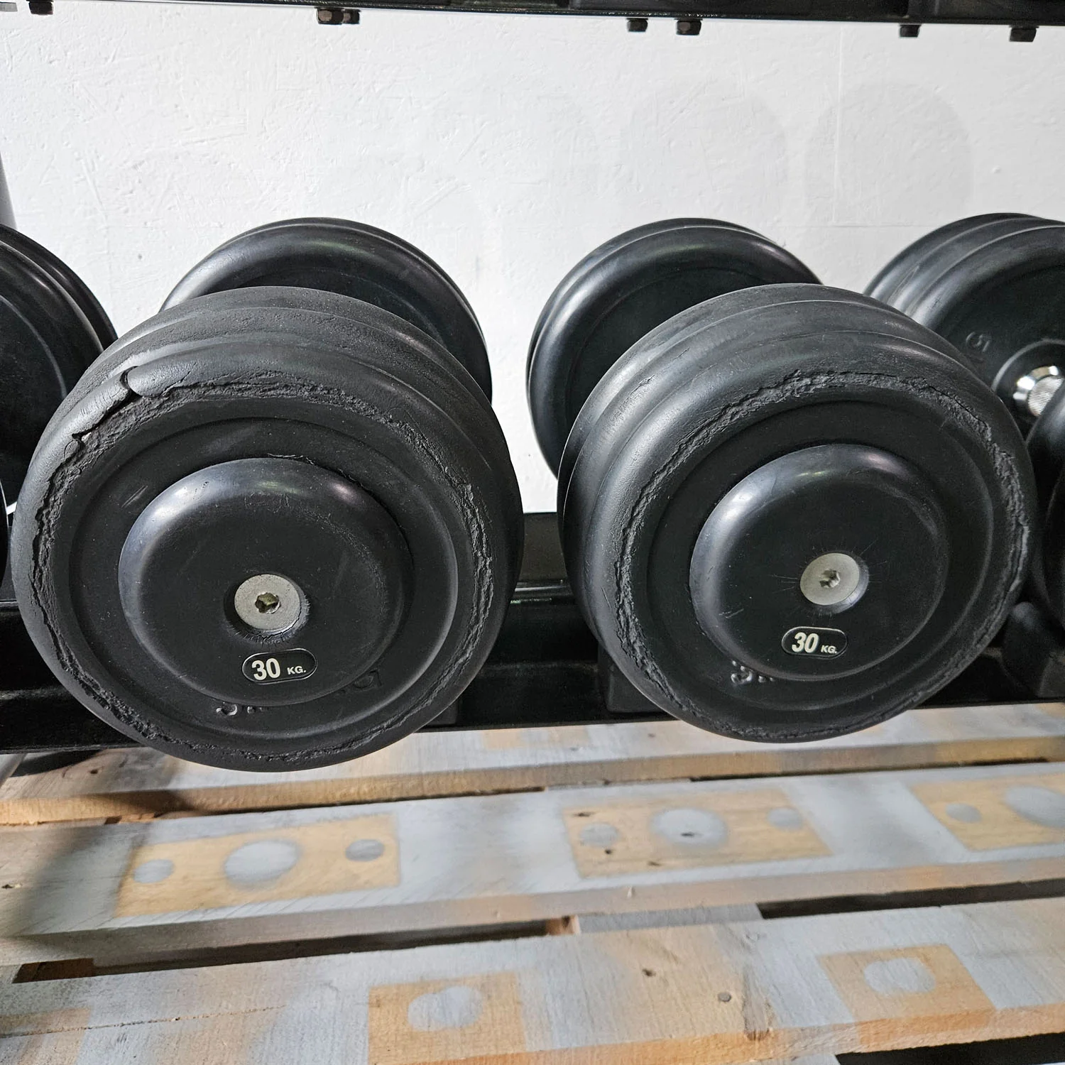 5 Paare Kurzhanteln aus Gummi, 22,5kg, 25kg, 27,5kg, 30kg und 32,5kg - Gummierte Kompakthanteln, inklusive Ständer, gebraucht - mit Gebrauchsspuren - Image 9