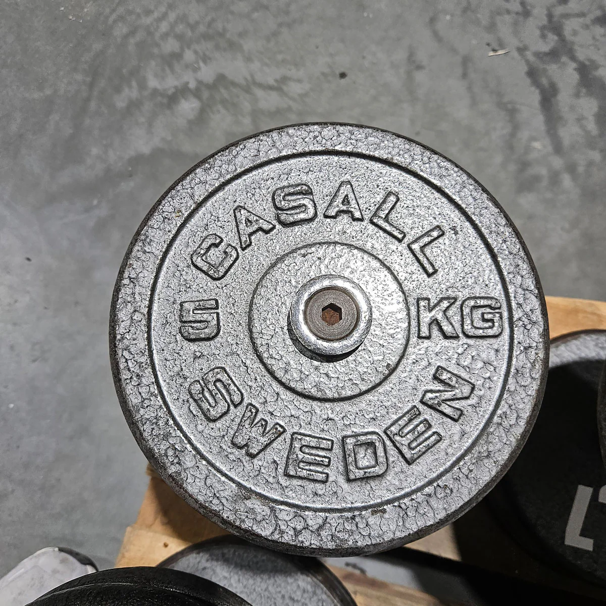 6 Kurzhanteln Paare aus Guss, 340kg gesamt, verschiedene Größen, Casall Sweden, Hammerschlag, gebraucht mit Gebrauchsspuren - Image 7