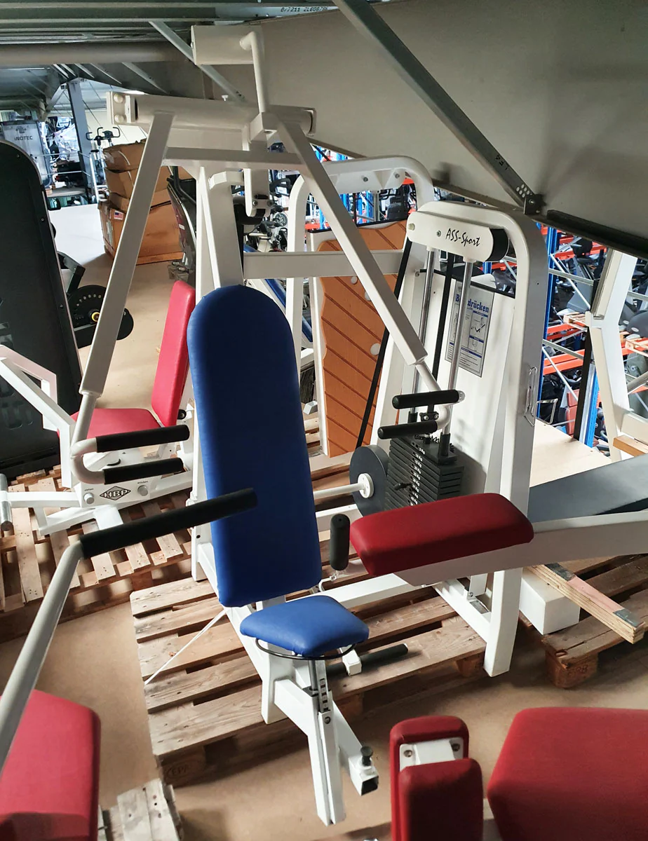 ASS Schrägbankdrückmaschine, Incline Chest Press, schräge Brustpresse, Rahmenfarbe Weiß, gebraucht - geprüfter Zustand - Image 3