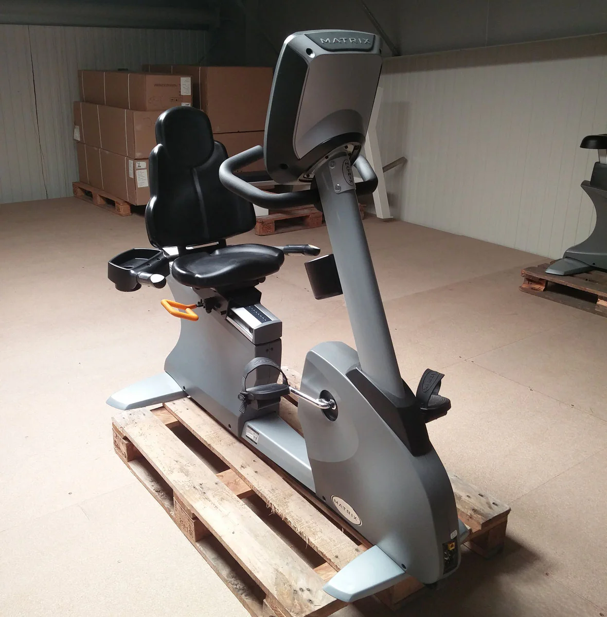 Ausdauergeräte Set 8 Stk von Matrix, junge Cardiogeräte, neue Modelle, Ascent Trainer, Laufbänder, Ergometer, Recumbent etc, gebraucht - überholter Zustand - Image 12