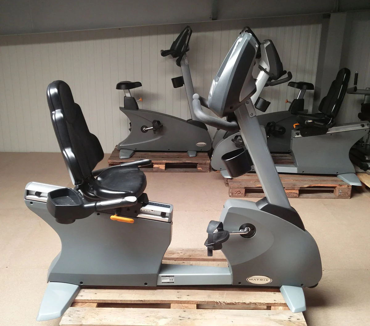 Ausdauergeräte Set 8 Stk von Matrix, junge Cardiogeräte, neue Modelle, Ascent Trainer, Laufbänder, Ergometer, Recumbent etc, gebraucht - überholter Zustand - Image 13