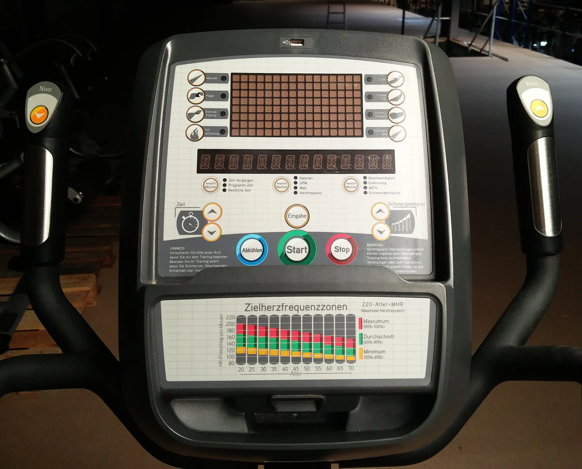 Ausdauergeräte Set 8 Stk von Matrix, junge Cardiogeräte, neue Modelle, Ascent Trainer, Laufbänder, Ergometer, Recumbent etc, gebraucht - überholter Zustand - Image 16