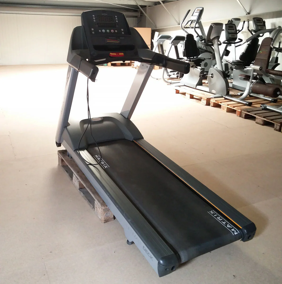 Ausdauergeräte Set 8 Stk von Matrix, junge Cardiogeräte, neue Modelle, Ascent Trainer, Laufbänder, Ergometer, Recumbent etc, gebraucht - überholter Zustand - Image 7