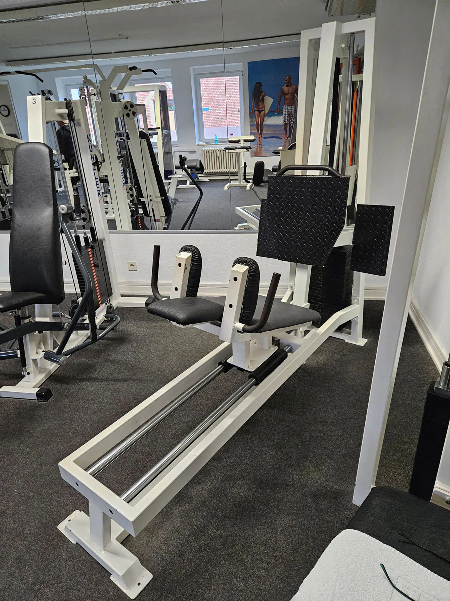 Beinpresse Oldschool, Leg Press, 225kg Gewichtsblock, Hersteller wahrscheinlich Gym80 oder L+K oder Galaxy, Bodybuilding Kraftgerät - Rahmenfarbe Weiß, gebraucht mit Gebrauchsspuren - Image 3