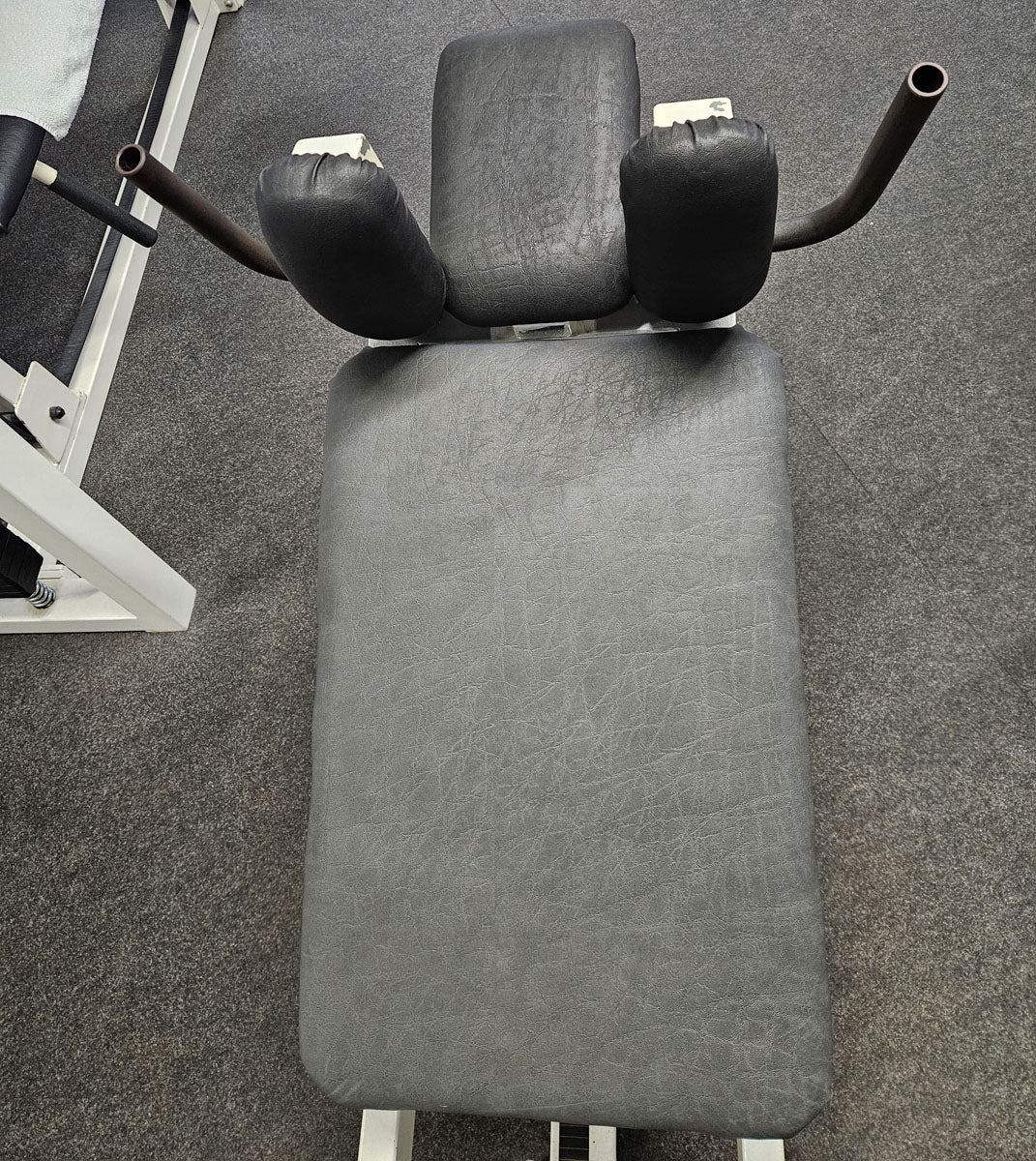 Beinpresse Oldschool, Leg Press, 225kg Gewichtsblock, Hersteller wahrscheinlich Gym80 oder L+K oder Galaxy, Bodybuilding Kraftgerät - Rahmenfarbe Weiß, gebraucht mit Gebrauchsspuren - Image 4