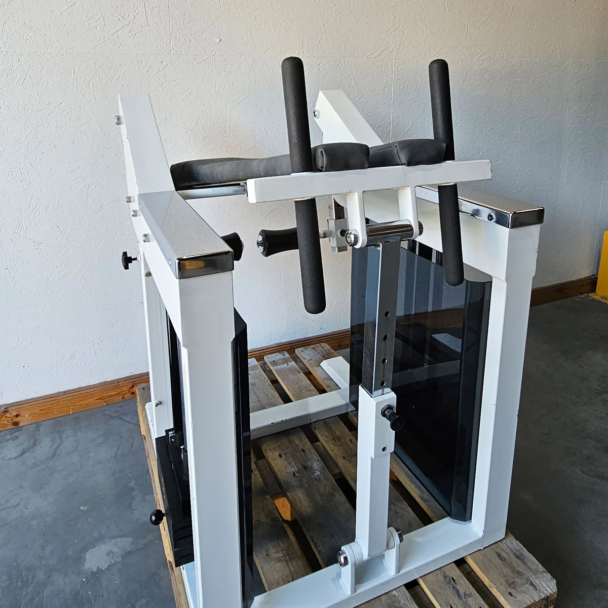 Bruns Pomaschine, Gluteusmaschine stehend, Glute Isolator Raise, Oldschool Bodybuilding Kraftgerät, Rahmen Weiß, gebraucht mit Gebrauchsspuren - Image 3