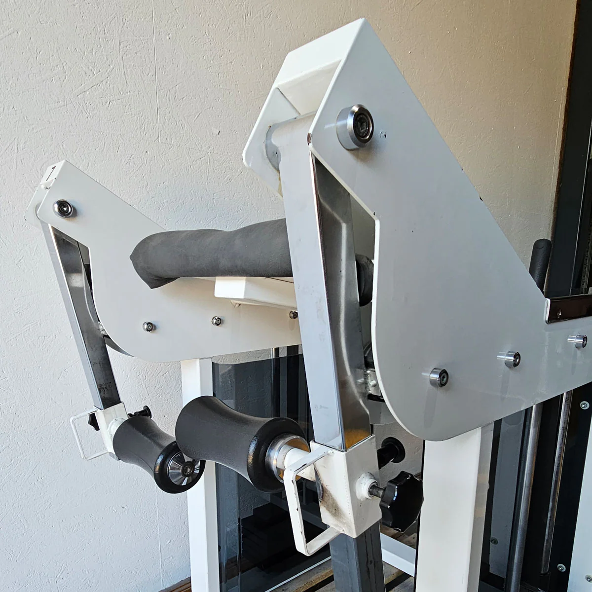 Bruns Pomaschine, Gluteusmaschine stehend, Glute Isolator Raise, Oldschool Bodybuilding Kraftgerät, Rahmen Weiß, gebraucht mit Gebrauchsspuren - Image 6