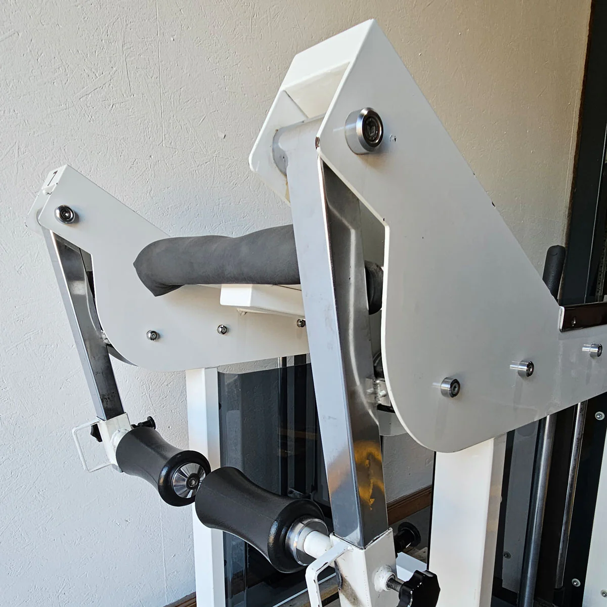 Bruns Pomaschine, Gluteusmaschine stehend, Glute Isolator Raise, Oldschool Bodybuilding Kraftgerät, Rahmen Weiß, gebraucht mit Gebrauchsspuren - Image 7