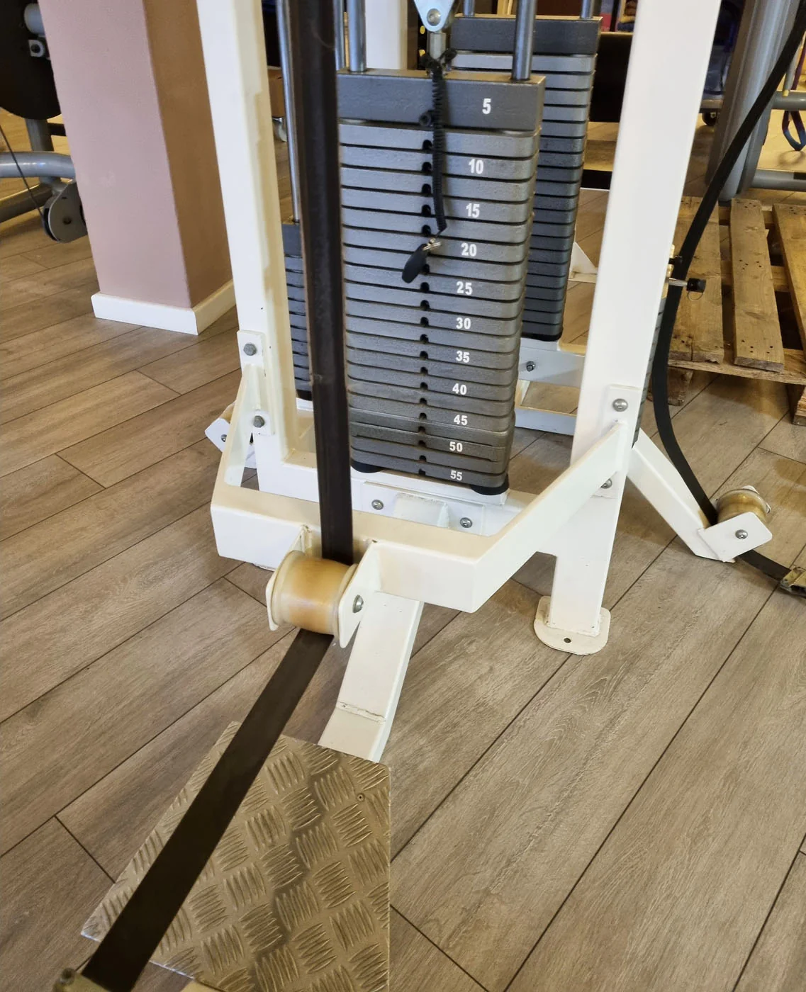 Competition Line 4 Stationenturm, 4 Stack Multi Station, Rudern, Latzug und 2 Seilzüge, Oldschool Bodybuilding, Rahmenfarbe Weiß, gebraucht - geprüfter Zustand mit Gebrauchsspuren - Image 6