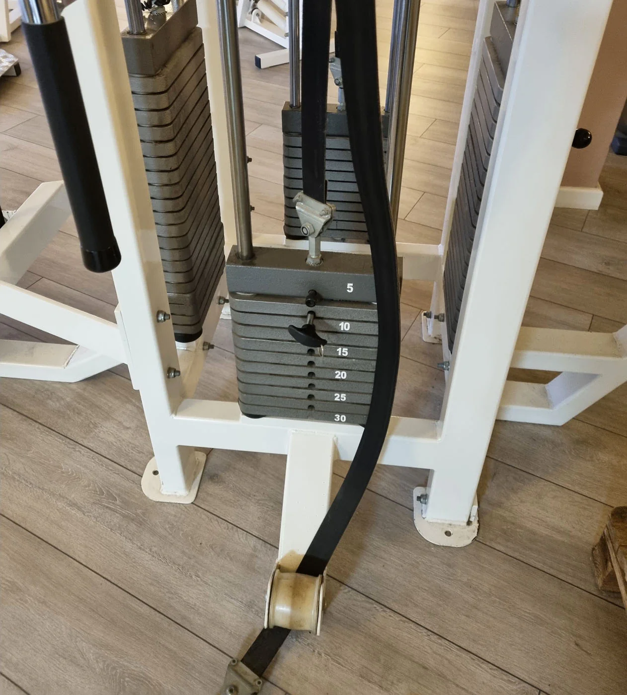 Competition Line 4 Stationenturm, 4 Stack Multi Station, Rudern, Latzug und 2 Seilzüge, Oldschool Bodybuilding, Rahmenfarbe Weiß, gebraucht - geprüfter Zustand mit Gebrauchsspuren - Image 8