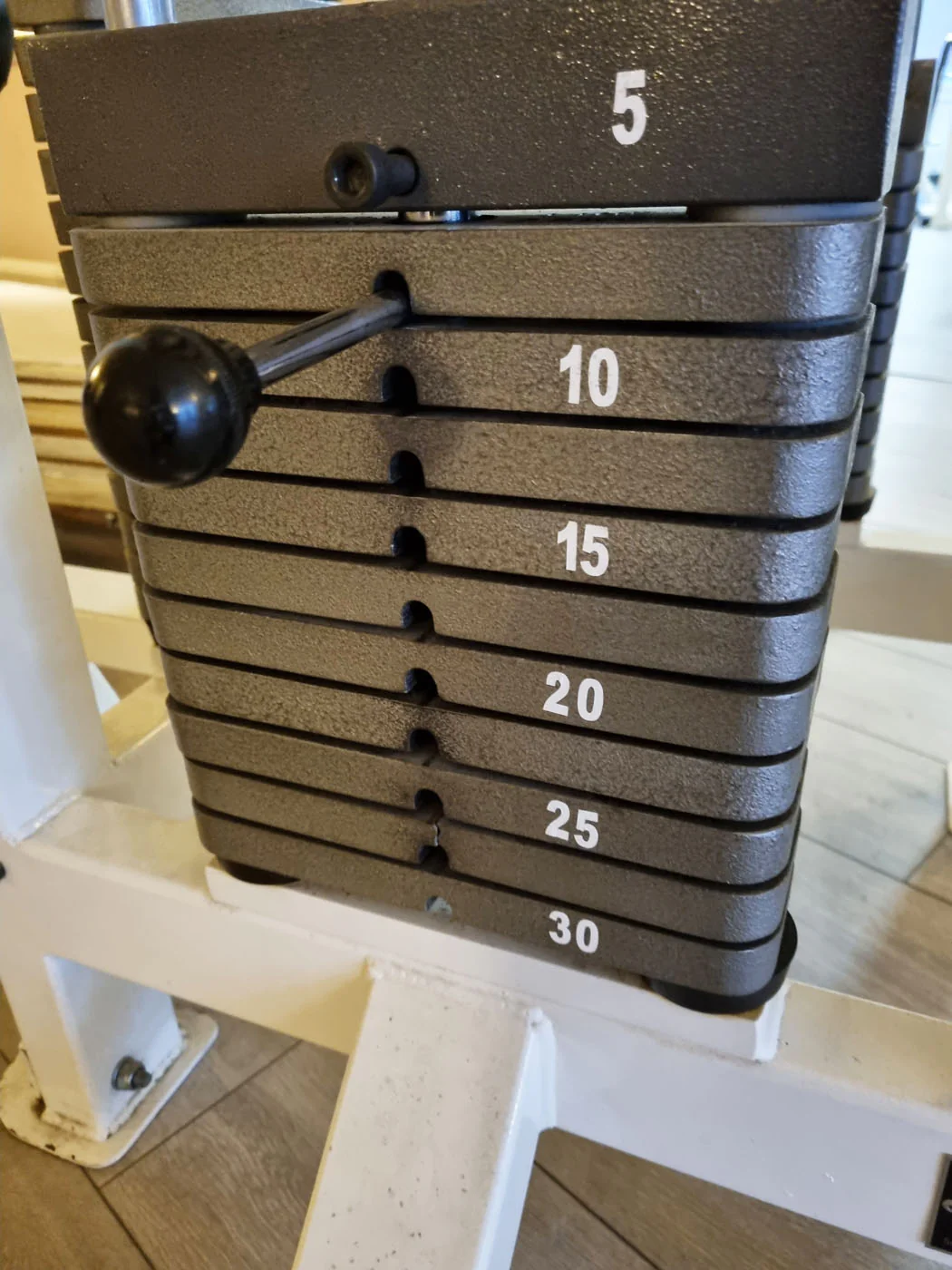 Competition Line 4 Stationenturm, 4 Stack Multi Station, Rudern, Latzug und 2 Seilzüge, Oldschool Bodybuilding, Rahmenfarbe Weiß, gebraucht - geprüfter Zustand mit Gebrauchsspuren - Image 9