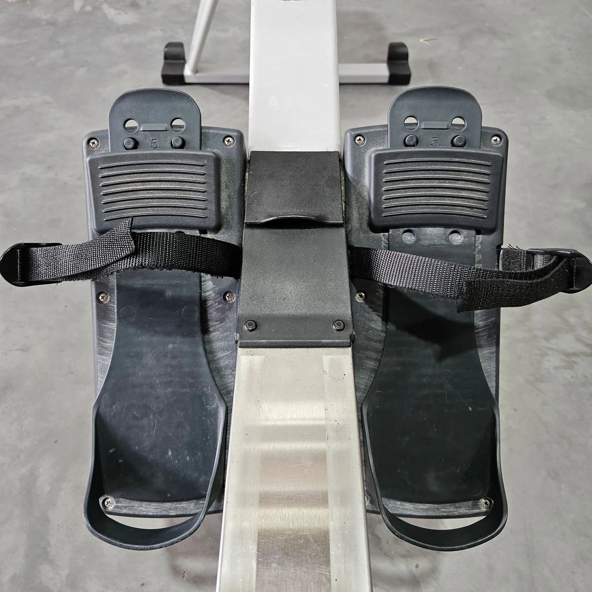 Concept2 Rudergerät Modell E mit PM4 Monitor - baugleich wie RowErg mit hohen Beinen, Farbe Hellgrau, gebraucht - geprüfter Zustand - Image 7