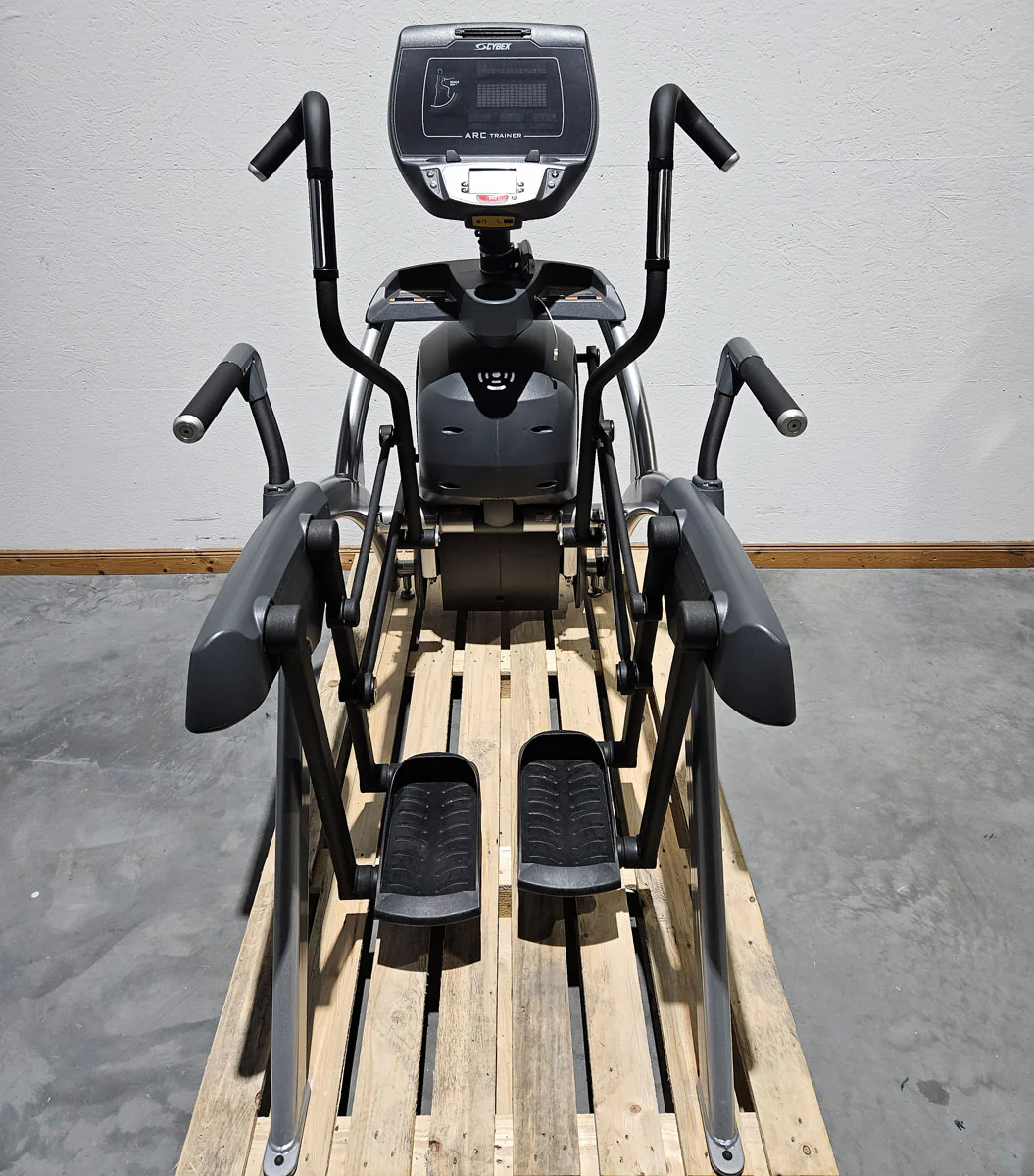 Cybex Arc Trainer 771AT Total Body, Crosstrainer, Ellipsentrainer mit höhenverstellbarer Rampe, Stepper, LED und Touch Display, Rahmenfarbe Silber, gebraucht - überholter Zustand - Image 5