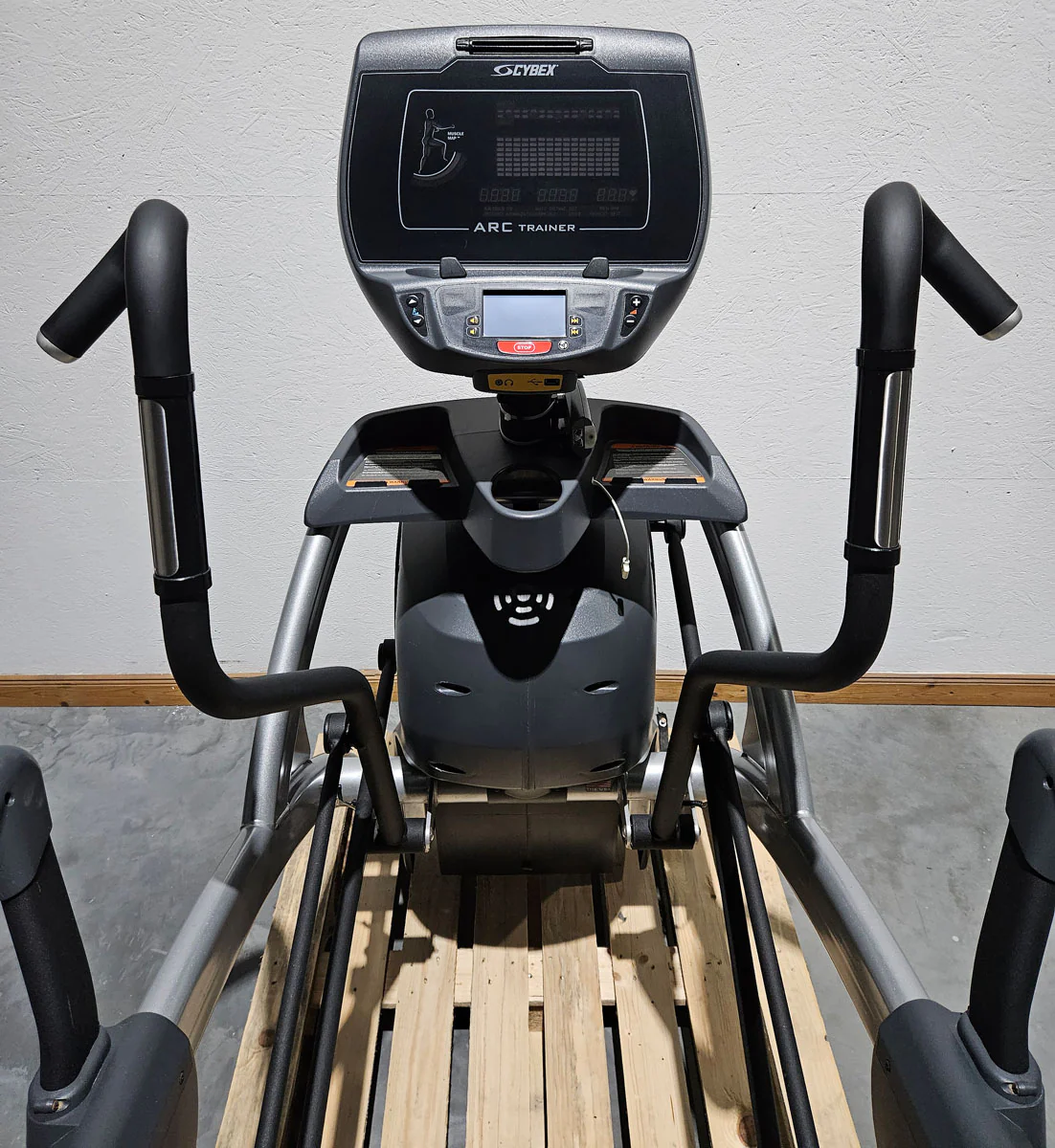 Cybex Arc Trainer 771AT Total Body, Crosstrainer, Ellipsentrainer mit höhenverstellbarer Rampe, Stepper, LED und Touch Display, Rahmenfarbe Silber, gebraucht - überholter Zustand - Image 6