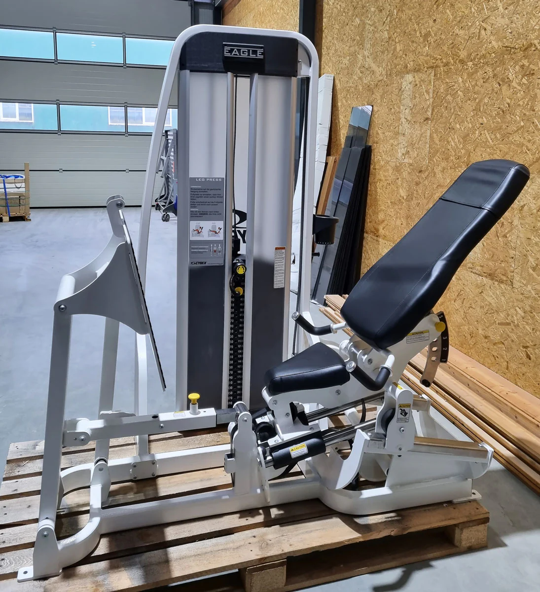 Cybex Eagle Beinpresse, Leg Press mit Steckgewichten, Stack Weight, Rahmenfabre Weiß, Polsterfarbe Schwarz, gebraucht - überholter Zustand - Image 2