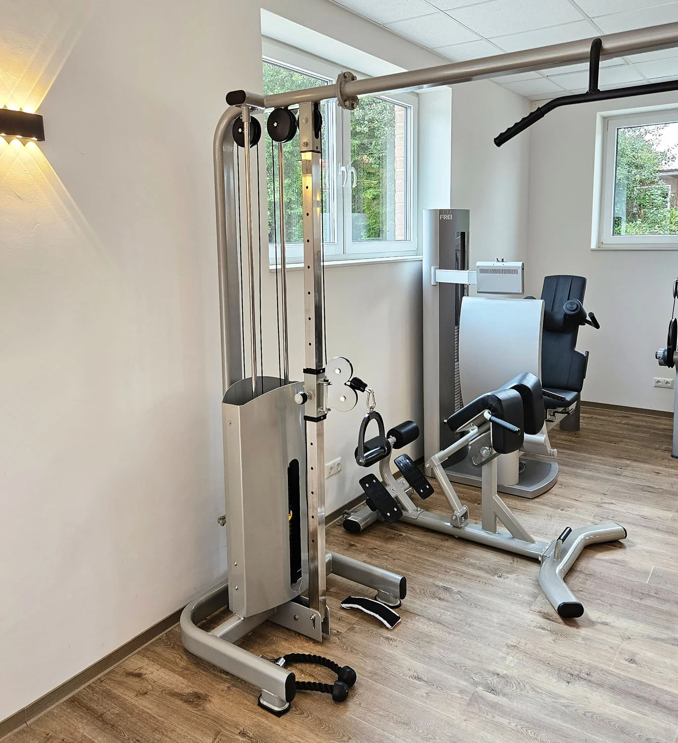 DankSport 5 Stationenturm, 5 Stack Multi Station Tower, 1x Latzug, 1x Rudern, 1x Seilzug von Oben, 2x Kabelzug höhenverstellbar = Cable Crossover - 120 und 100kg Gewichtsblöcke - Silber und Schwarz - NEU - Image 3