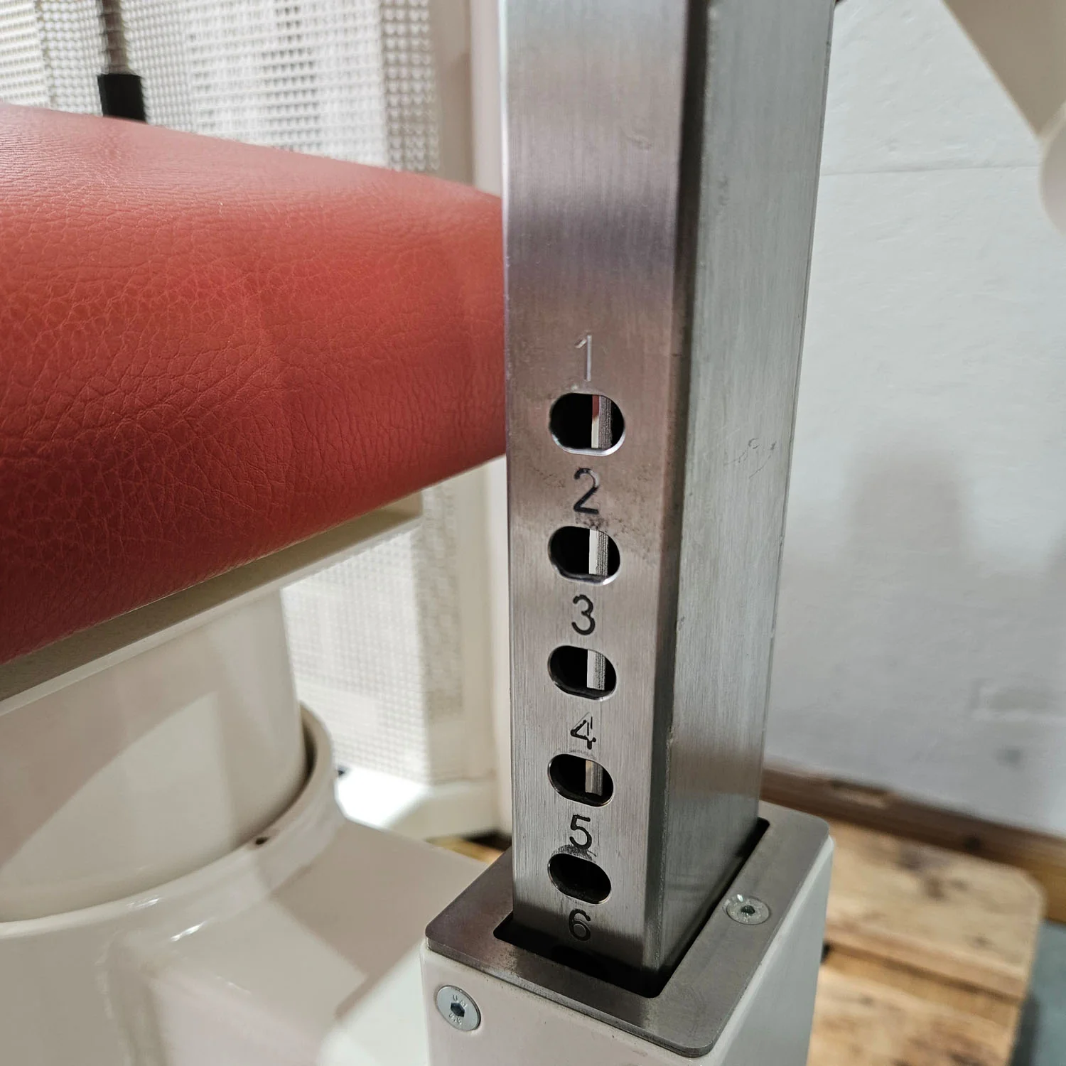 Dynamed Bauchmaschine und Rückenstrecker 2 in 1 Kombimaschine - Bauchmuskeltraining und Hyperextension, Abs and Lower Back, Stolzenberg, Rahmen Weiß, gebraucht - überholter Zustand - Image 11