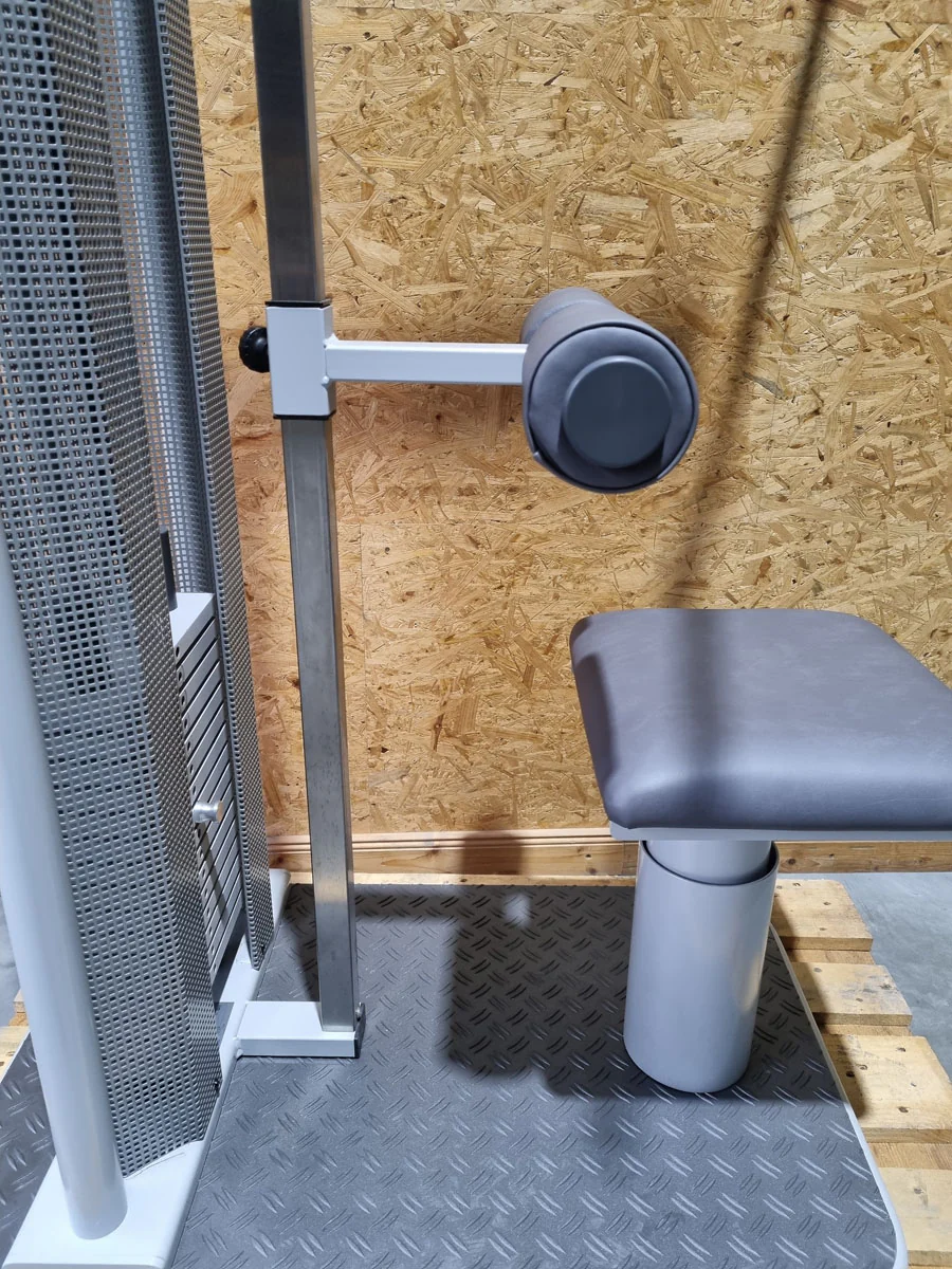Dynamed Zugapparat Vertikal mit Sitz, Latzug von Oben, Pulldown, Stolzenberg, Rahmenfarbe Silber, gebraucht - überholter Zustand - Image 6