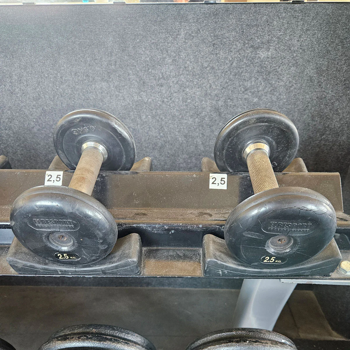 ElbeSport Kurzhantelsatz aus Guss von 2,5 bis 50kg in 2,5kg Stufen ( 20 Paare ) Oldschool, INKLUSIVE Kurzhantelablagen, gebraucht - mit Gebrauchsspuren - Image 10