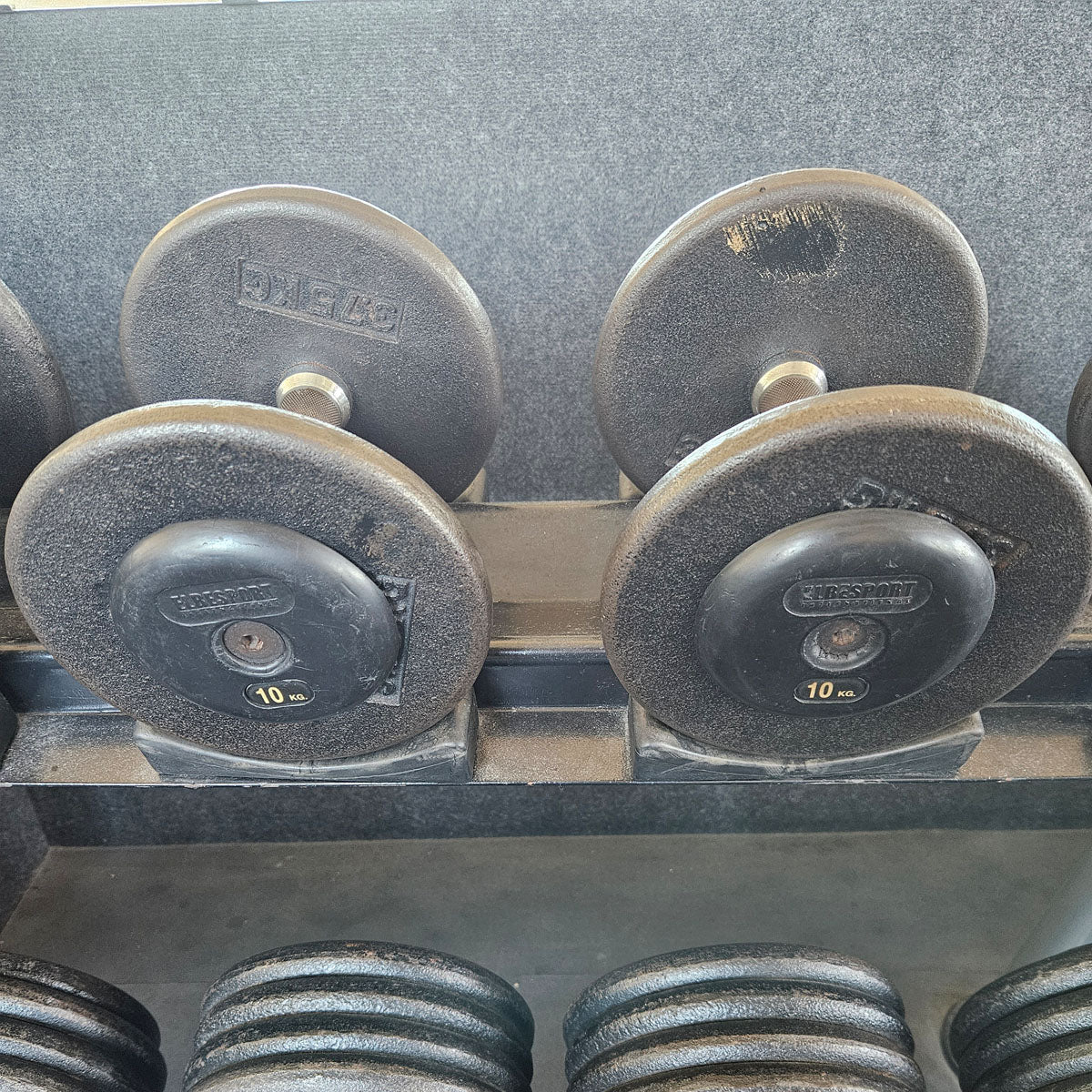 ElbeSport Kurzhantelsatz aus Guss von 2,5 bis 50kg in 2,5kg Stufen ( 20 Paare ) Oldschool, INKLUSIVE Kurzhantelablagen, gebraucht - mit Gebrauchsspuren - Image 13