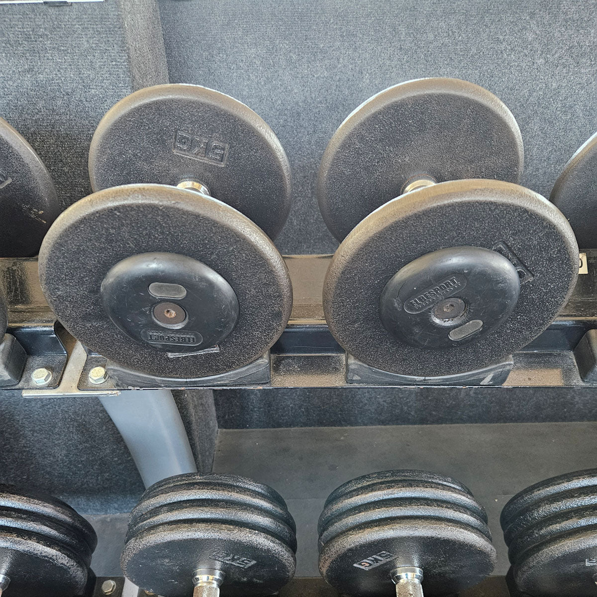 ElbeSport Kurzhantelsatz aus Guss von 2,5 bis 50kg in 2,5kg Stufen ( 20 Paare ) Oldschool, INKLUSIVE Kurzhantelablagen, gebraucht - mit Gebrauchsspuren - Image 14