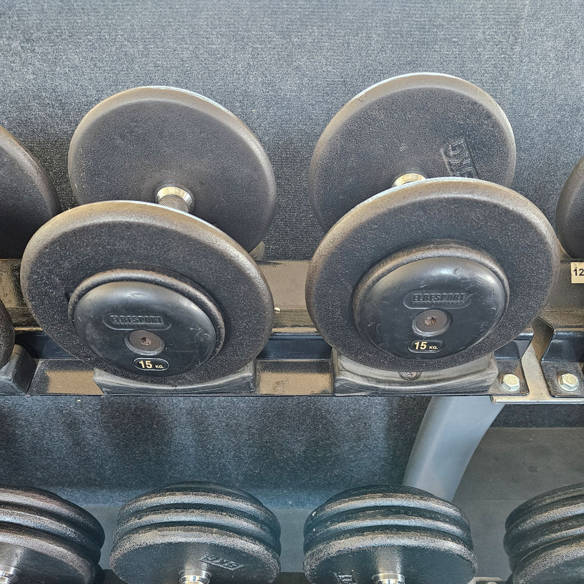 ElbeSport Kurzhantelsatz aus Guss von 2,5 bis 50kg in 2,5kg Stufen ( 20 Paare ) Oldschool, INKLUSIVE Kurzhantelablagen, gebraucht - mit Gebrauchsspuren - Image 15