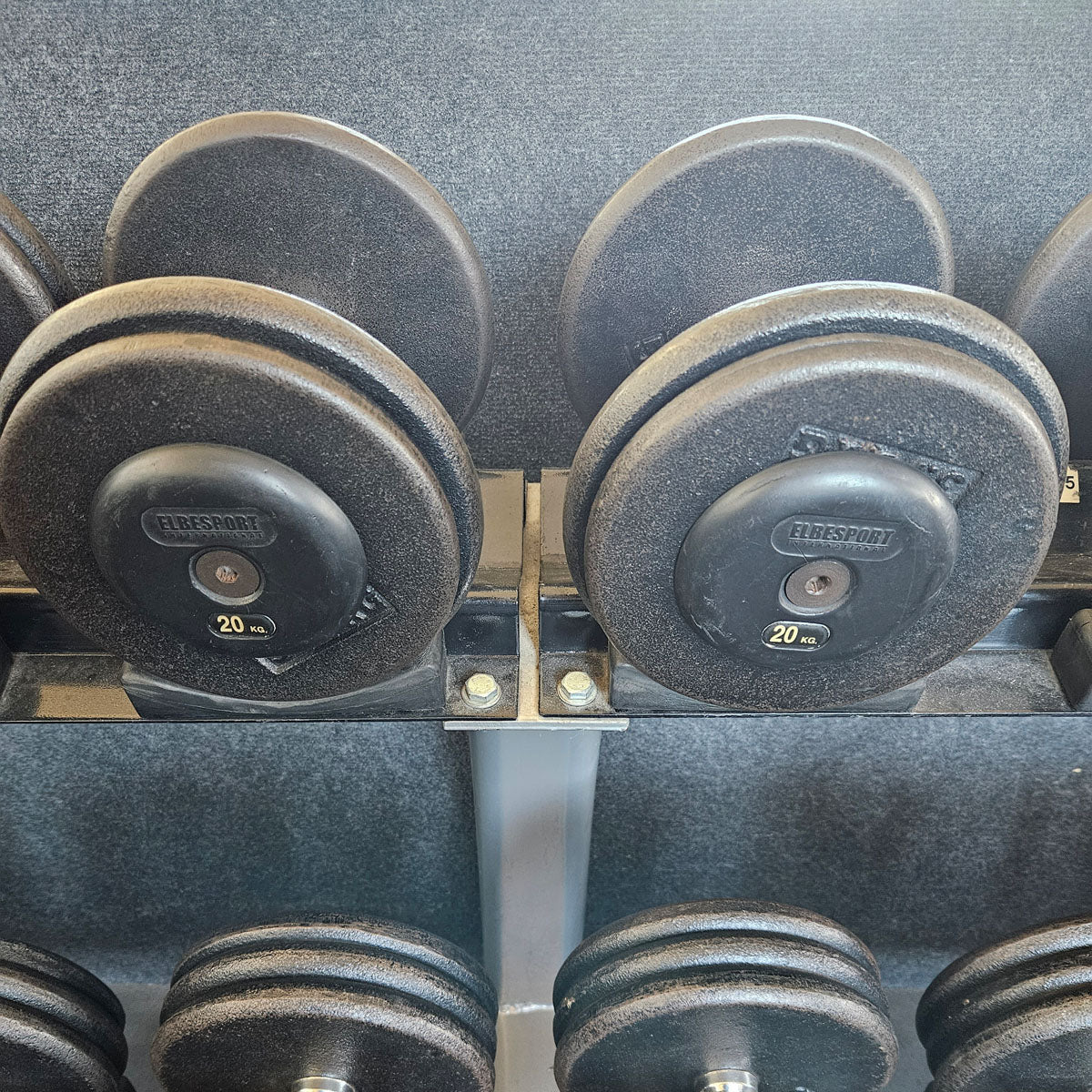 ElbeSport Kurzhantelsatz aus Guss von 2,5 bis 50kg in 2,5kg Stufen ( 20 Paare ) Oldschool, INKLUSIVE Kurzhantelablagen, gebraucht - mit Gebrauchsspuren - Image 17