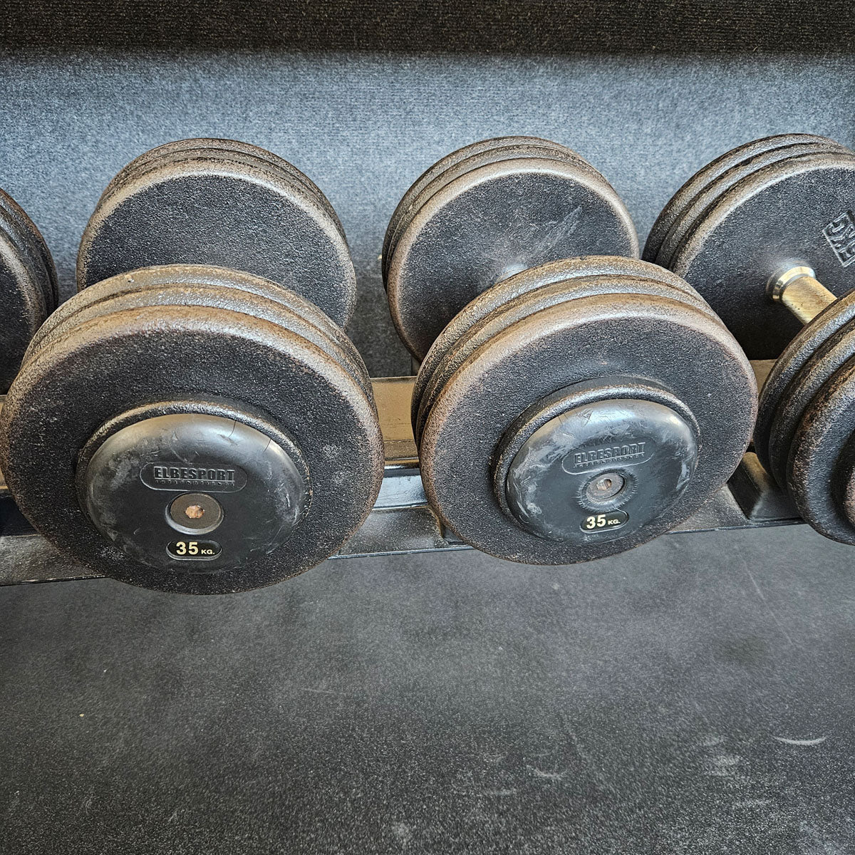 ElbeSport Kurzhantelsatz aus Guss von 2,5 bis 50kg in 2,5kg Stufen ( 20 Paare ) Oldschool, INKLUSIVE Kurzhantelablagen, gebraucht - mit Gebrauchsspuren - Image 23