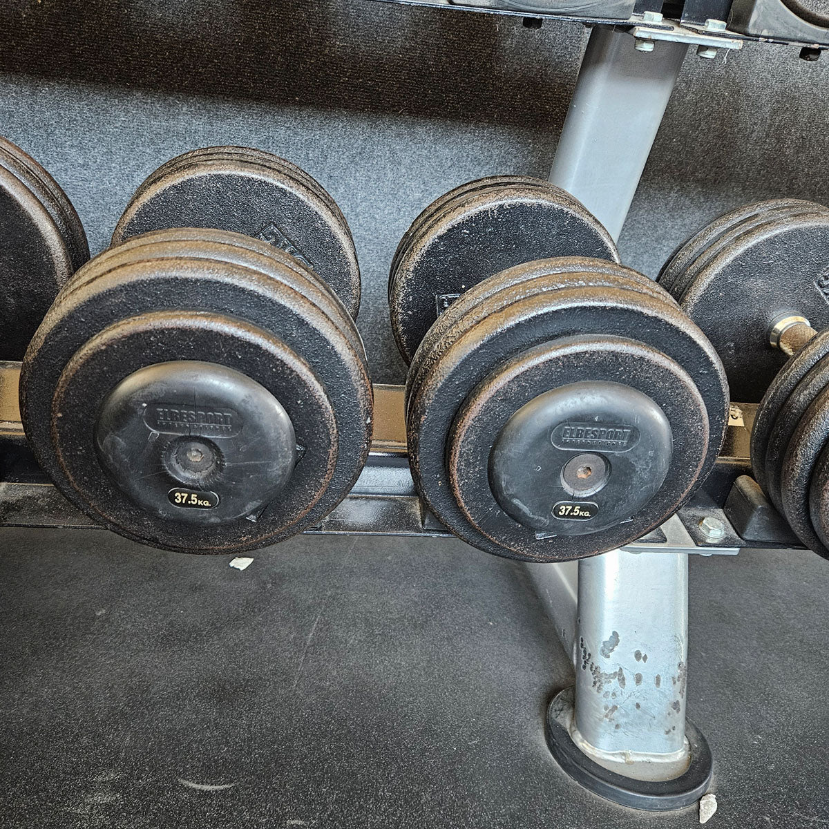ElbeSport Kurzhantelsatz aus Guss von 2,5 bis 50kg in 2,5kg Stufen ( 20 Paare ) Oldschool, INKLUSIVE Kurzhantelablagen, gebraucht - mit Gebrauchsspuren - Image 24