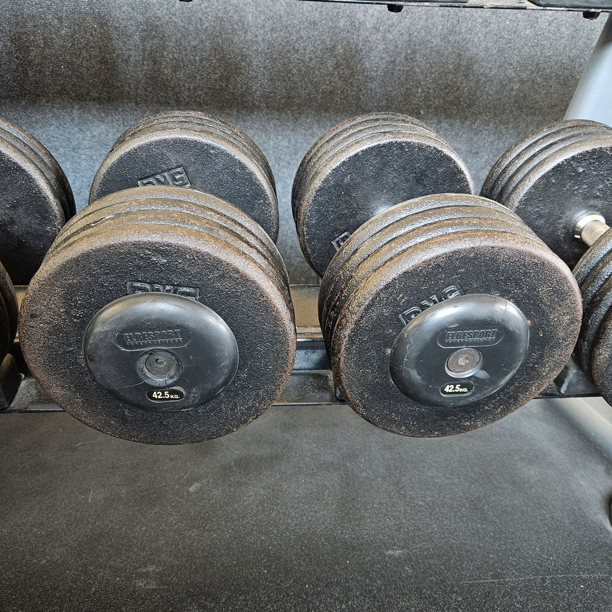 ElbeSport Kurzhantelsatz aus Guss von 2,5 bis 50kg in 2,5kg Stufen ( 20 Paare ) Oldschool, INKLUSIVE Kurzhantelablagen, gebraucht - mit Gebrauchsspuren - Image 26