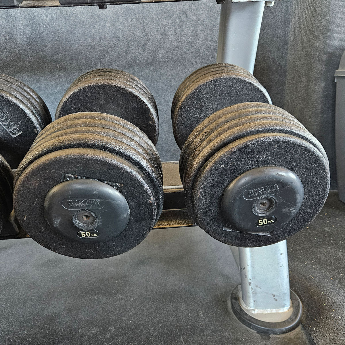 ElbeSport Kurzhantelsatz aus Guss von 2,5 bis 50kg in 2,5kg Stufen ( 20 Paare ) Oldschool, INKLUSIVE Kurzhantelablagen, gebraucht - mit Gebrauchsspuren - Image 29