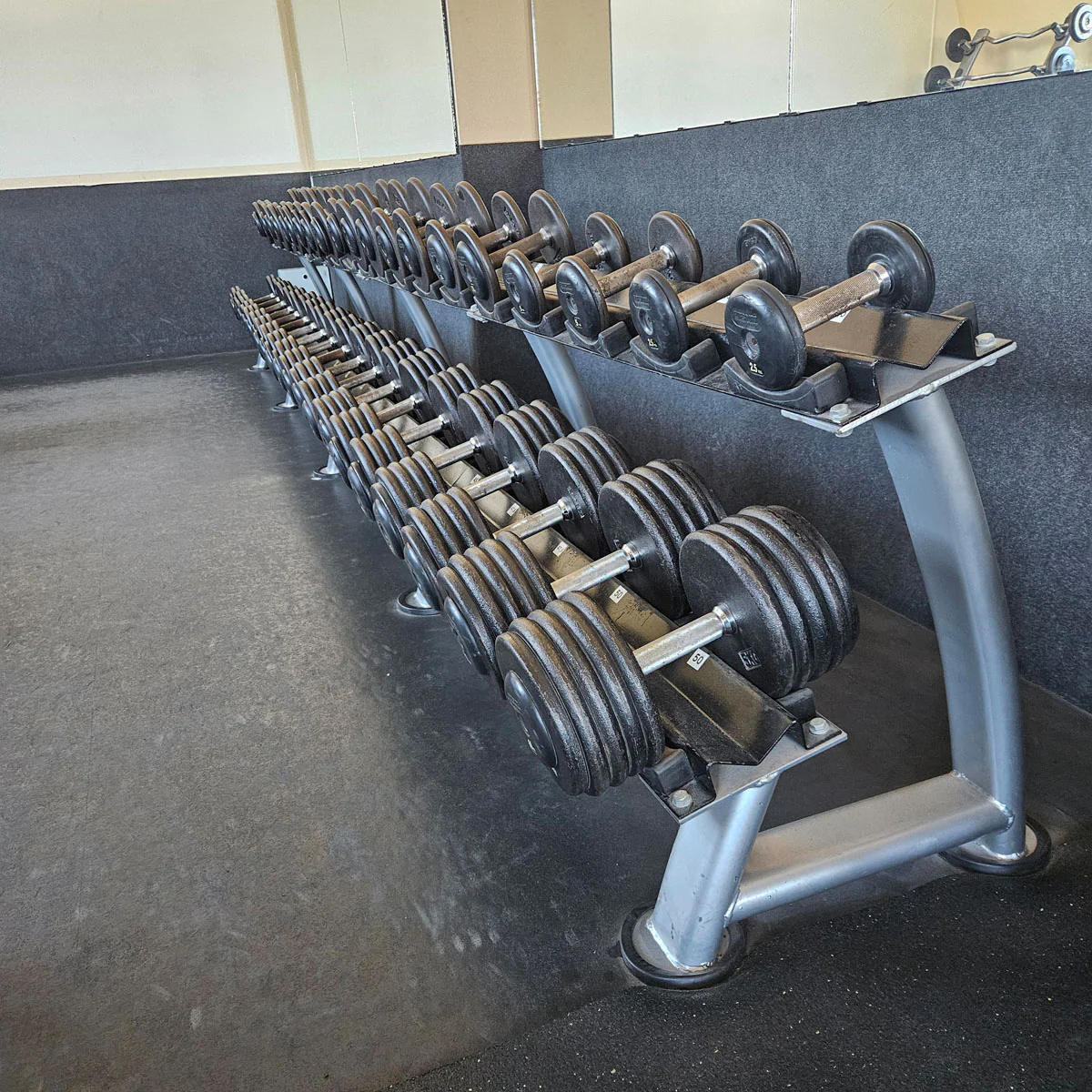 ElbeSport Kurzhantelsatz aus Guss von 2,5 bis 50kg in 2,5kg Stufen ( 20 Paare ) Oldschool, INKLUSIVE Kurzhantelablagen, gebraucht - mit Gebrauchsspuren - Image 3