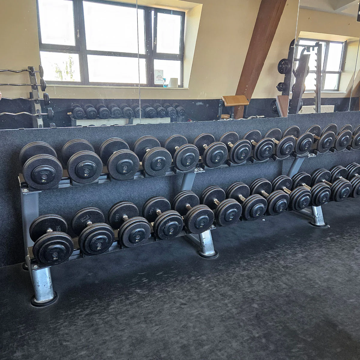 ElbeSport Kurzhantelsatz aus Guss von 2,5 bis 50kg in 2,5kg Stufen ( 20 Paare ) Oldschool, INKLUSIVE Kurzhantelablagen, gebraucht - mit Gebrauchsspuren - Image 5