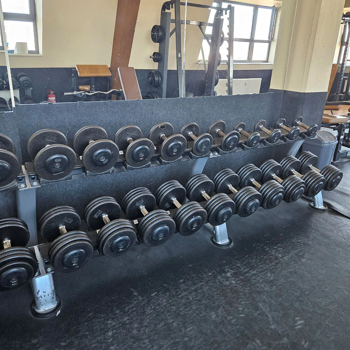 ElbeSport Kurzhantelsatz aus Guss von 2,5 bis 50kg in 2,5kg Stufen ( 20 Paare ) Oldschool, INKLUSIVE Kurzhantelablagen, gebraucht - mit Gebrauchsspuren - Image 6