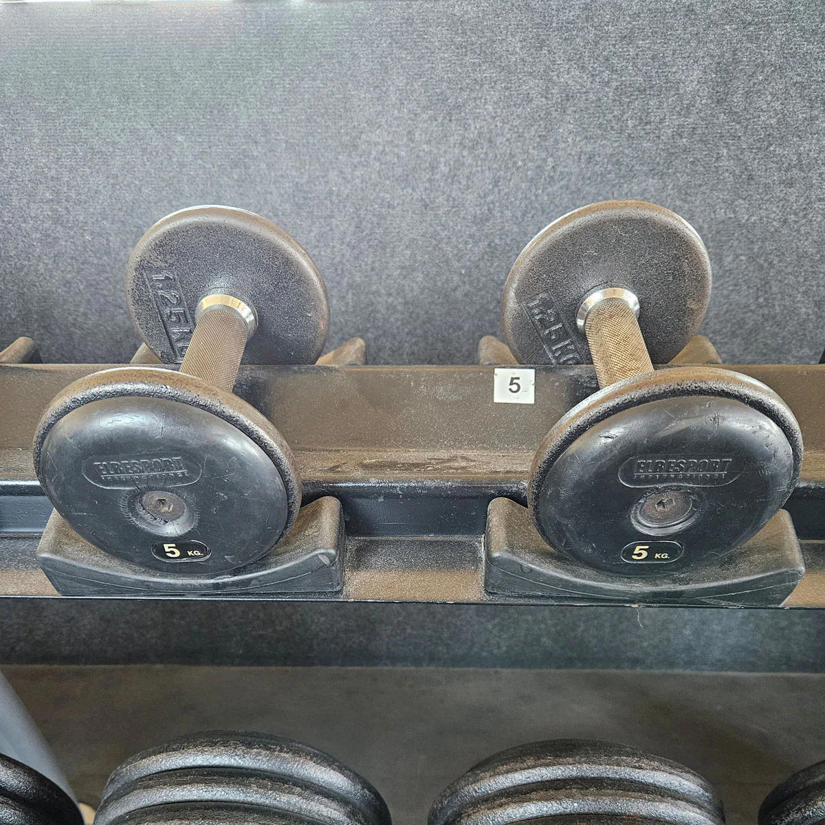 ElbeSport Kurzhantelsatz aus Guss von 2,5 bis 60kg in 2,5kg Stufen ( 24 Paare ) Oldschool, INKLUSIVE Kurzhantelablagen, gebraucht - mit Gebrauchsspuren - Image 11