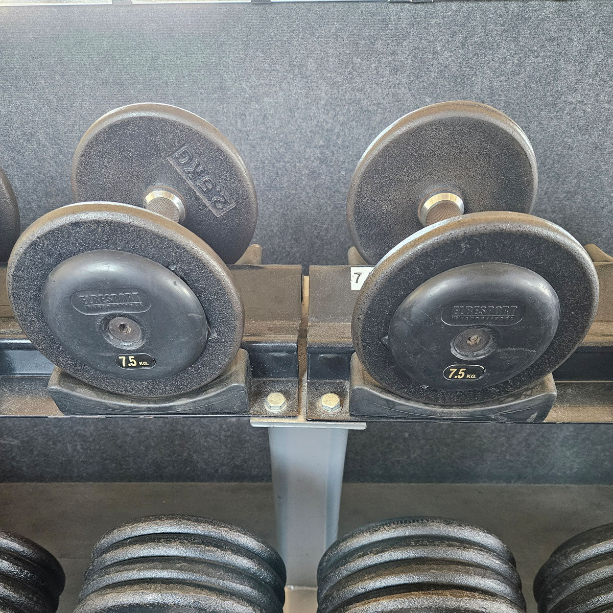 ElbeSport Kurzhantelsatz aus Guss von 2,5 bis 60kg in 2,5kg Stufen ( 24 Paare ) Oldschool, INKLUSIVE Kurzhantelablagen, gebraucht - mit Gebrauchsspuren - Image 12