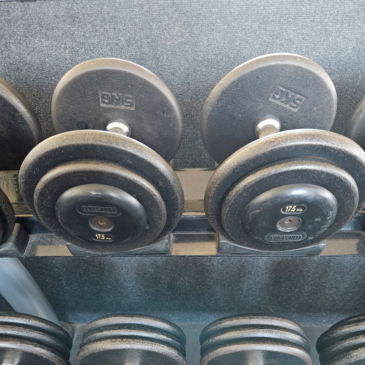 ElbeSport Kurzhantelsatz aus Guss von 2,5 bis 60kg in 2,5kg Stufen ( 24 Paare ) Oldschool, INKLUSIVE Kurzhantelablagen, gebraucht - mit Gebrauchsspuren - Image 16