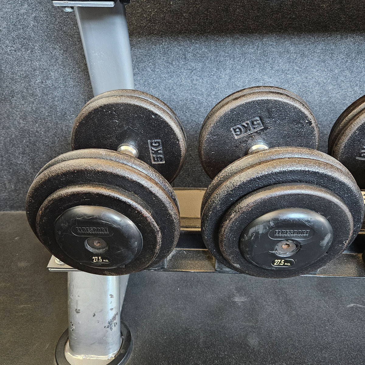 ElbeSport Kurzhantelsatz aus Guss von 2,5 bis 60kg in 2,5kg Stufen ( 24 Paare ) Oldschool, INKLUSIVE Kurzhantelablagen, gebraucht - mit Gebrauchsspuren - Image 20