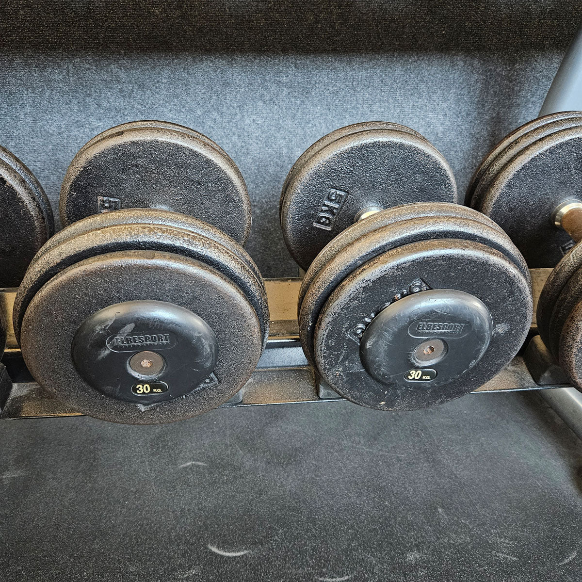 ElbeSport Kurzhantelsatz aus Guss von 2,5 bis 60kg in 2,5kg Stufen ( 24 Paare ) Oldschool, INKLUSIVE Kurzhantelablagen, gebraucht - mit Gebrauchsspuren - Image 21
