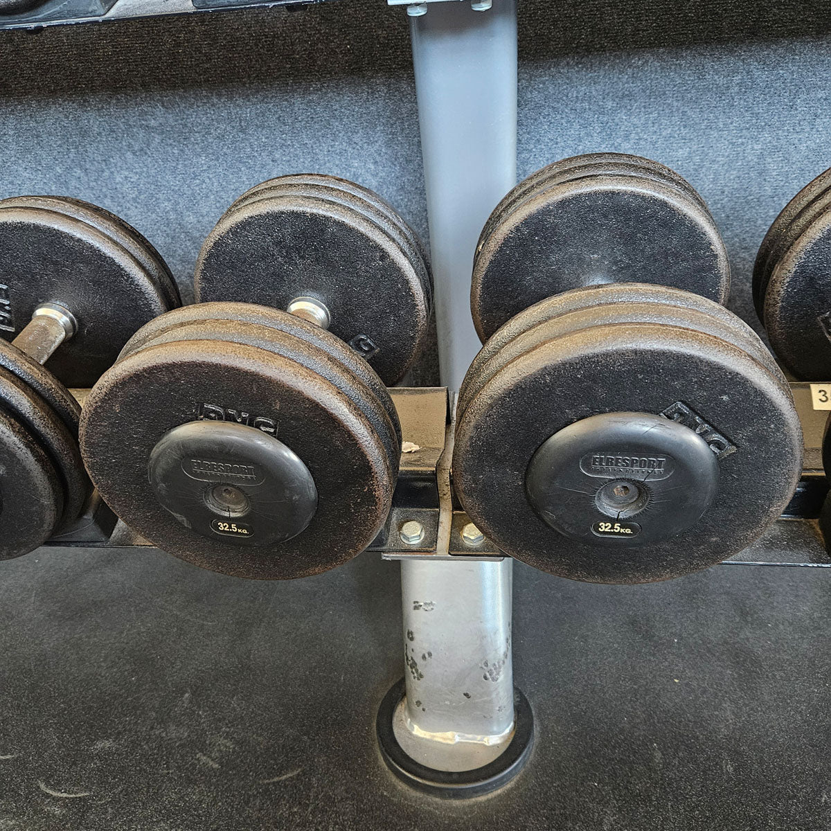 ElbeSport Kurzhantelsatz aus Guss von 2,5 bis 60kg in 2,5kg Stufen ( 24 Paare ) Oldschool, INKLUSIVE Kurzhantelablagen, gebraucht - mit Gebrauchsspuren - Image 22