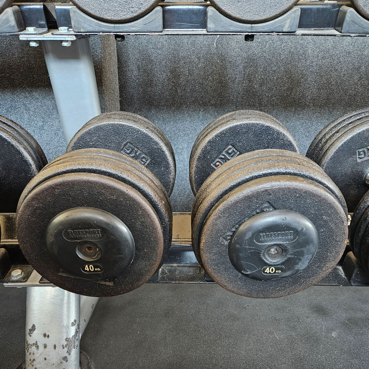 ElbeSport Kurzhantelsatz aus Guss von 2,5 bis 60kg in 2,5kg Stufen ( 24 Paare ) Oldschool, INKLUSIVE Kurzhantelablagen, gebraucht - mit Gebrauchsspuren - Image 25