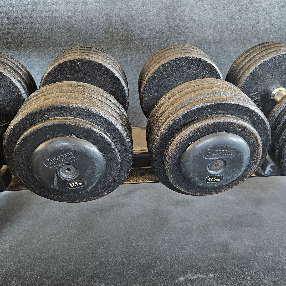 ElbeSport Kurzhantelsatz aus Guss von 2,5 bis 60kg in 2,5kg Stufen ( 24 Paare ) Oldschool, INKLUSIVE Kurzhantelablagen, gebraucht - mit Gebrauchsspuren - Image 28